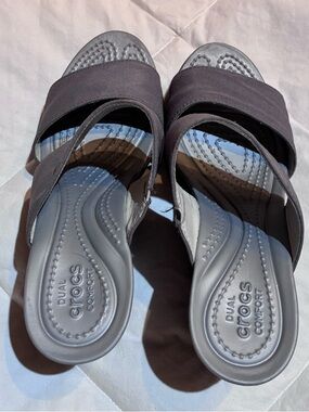 Crocs A-Leigh II Women's Size 5 Gray Wedge Sandals